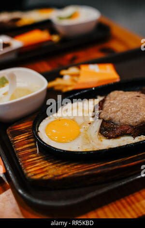 Beefsteak und Spiegelei zum Frühstück im Restaurant Stockfoto