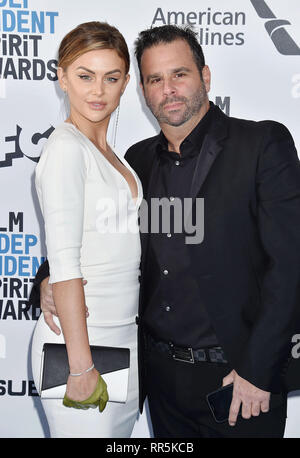 SANTA MONICA, CA - 23. Februar: Lala Kent (L) und Randall Emmett die 2019 Film Independent Spirit Awards am Strand besuchen am 23. Februar 2019 in S Stockfoto