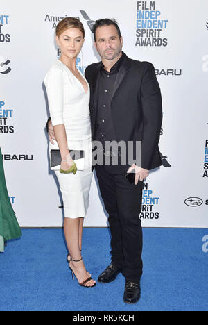 SANTA MONICA, CA - 23. Februar: Lala Kent (L) und Randall Emmett die 2019 Film Independent Spirit Awards am Strand besuchen am 23. Februar 2019 in S Stockfoto