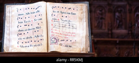 Alte gregorianische Buch mit Buchstaben auf dem Pergament dekoriert im Chor zu singen Stockfoto