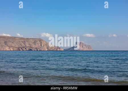 Panoramablick auf das Mittelmeer Küste mit dem Ifach Felsen im Hintergrund. Das Meer hat eine intensive Blaufärbung an einem sonnigen Tag Stockfoto