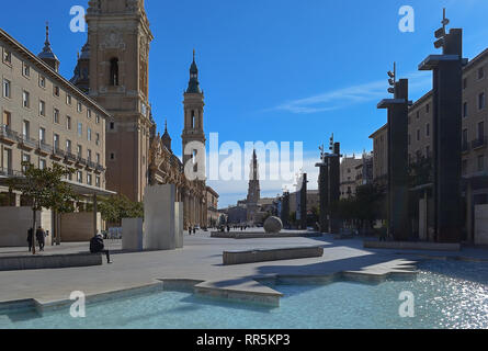 Pilar in Saragossa, Spanien mit dem Cathedral-Basilica Unserer Lieben Frau von der Säule und Hispanidad Brunnen. Stockfoto