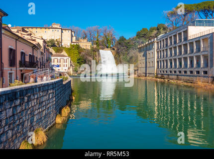 Isola del Liri (Italien) - Eine kleine mittelalterliche Stadt in der Provinz von Frosinone, Latium, berühmten Pro del Wasserfälle im historischen Zentrum Stockfoto