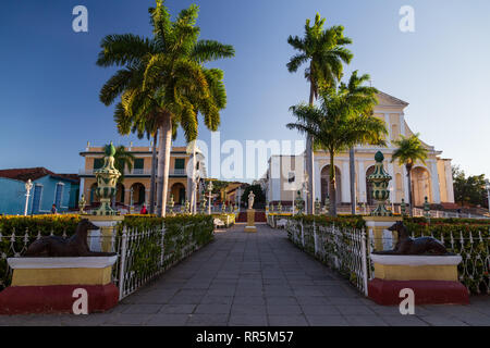 Blick auf die Plaza Mayor Wahrzeichen der Stadt, umgeben von historischen Gebäuden in Trinidad, Kuba Stockfoto