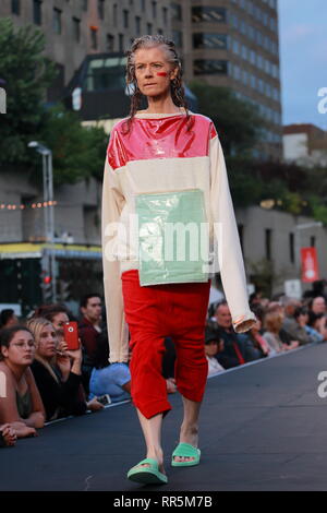 Montreal, Kanada. Ein Modell Spaziergänge auf der Landebahn von der Yung Alexander fashion show während der Mode und Design Festival statt. Stockfoto