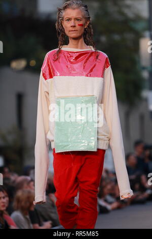 Montreal, Kanada. Ein Modell Spaziergänge auf der Landebahn von der Yung Alexander fashion show während der Mode und Design Festival statt. Stockfoto
