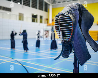 Kendo Uniform mit Helm Maske kopieren Raum | Schüler lernen Holzschwert in der Universität zu spielen Stockfoto