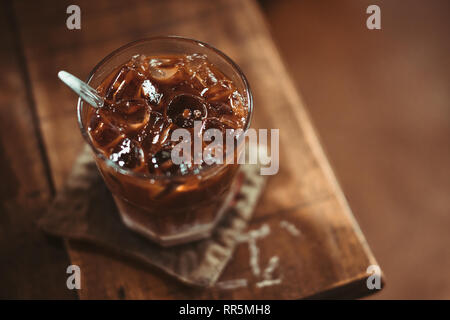 Braun Kaffee | Milch Kaffee Glas auf die braune Holztisch Hintergrund | vietnamesischen Kaffee Stil Stockfoto