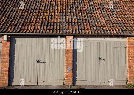 Malte Garagentore auf Scheune Stockfoto