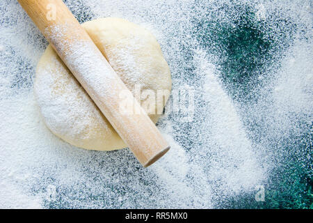 Teig für Ravioli, Knödel, Pizza, Nudeln, Spaghetti, auf einer bemehlten Marmor grün Tabelle, Ansicht von oben Stockfoto