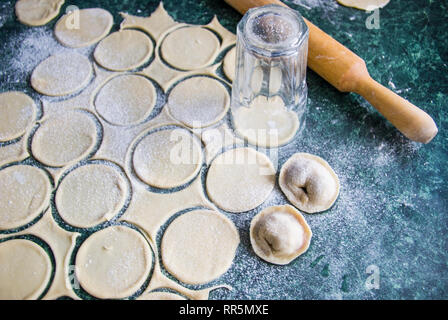 Teig für Ravioli, Knödel, Pizza, Nudeln, Spaghetti, auf einer bemehlten Marmor grün Tabelle, Ansicht von oben Stockfoto