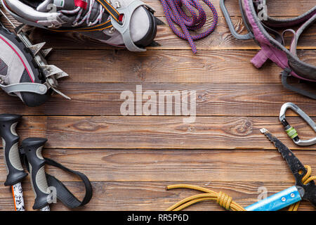 Bild oben auf Skistöcke, Stiefel, greift auf hölzernen Hintergrund Stockfoto