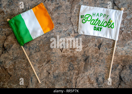 Happy St Patricks Day mit einer Flagge Irland Flagge. Konzept für St Patricks Day. Flatlay auf Marmor Hintergrund Stockfoto