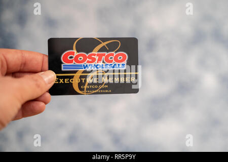 Feb 24, 2019 - Maple Grove, MN: Hand mit einem Costco Wholesale Executive Mitgliedskarte, isoliert. Stockfoto