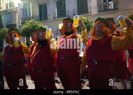 Eine Gruppe von Männern im Symbol der spanischen Marke beers Cruzcampo gekleidet" gesehen werden, die auf der Straße, während der traditionelle Karnevalsumzug, dass der Karneval in der Hauptstadt feiert. Stockfoto