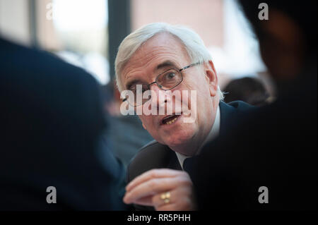 Keil Gruppe Verzinken Ltd, Stafford Street, Willenhall, West Midlands, UK. 21. Februar 2019. John McDonnell MP, Labours Schatzkanzler Stockfoto