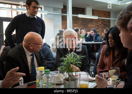 Keil Gruppe Verzinken Ltd, Stafford Street, Willenhall, West Midlands, UK. 21. Februar 2019. John McDonnell MP, Labours Schatzkanzler Stockfoto