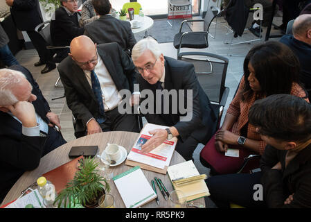 Keil Gruppe Verzinken Ltd, Stafford Street, Willenhall, West Midlands, UK. 21. Februar 2019. John McDonnell MP, Labours Schatzkanzler Stockfoto