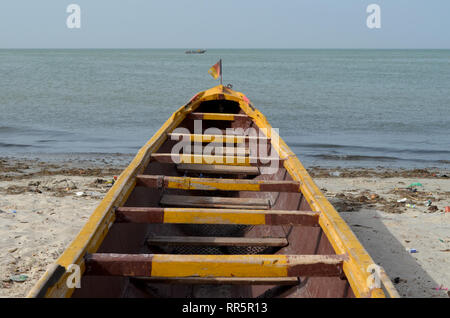 Gelbe pirogue in den Strand von Joal-Fadiouth, Petite Côte, Senegal Stockfoto