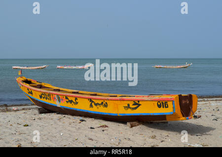 Gelbe pirogue in den Strand von Joal-Fadiouth, Petite Côte, Senegal Stockfoto