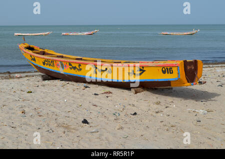 Gelbe pirogue in den Strand von Joal-Fadiouth, Petite Côte, Senegal Stockfoto