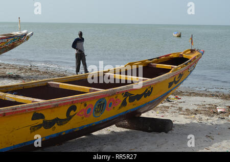 Gelbe pirogue in den Strand von Joal-Fadiouth, Petite Côte, Senegal Stockfoto