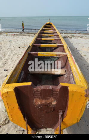 Gelbe pirogue in den Strand von Joal-Fadiouth, Petite Côte, Senegal Stockfoto