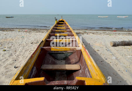 Gelbe pirogue in den Strand von Joal-Fadiouth, Petite Côte, Senegal Stockfoto