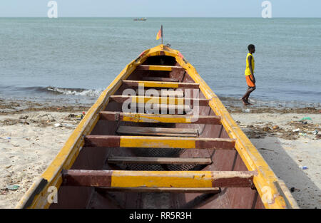 Gelbe pirogue in den Strand von Joal-Fadiouth, Petite Côte, Senegal Stockfoto