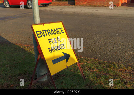 Gelbe temporäre Eingangsschild mit Richtungspfeil auf einem Flohmarkt Veranstaltung in einem Saal in Lincolnshire Showground, Lincoln, Lincolnshire, Großbritannien Stockfoto