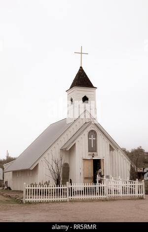 Ein Blick auf die Elvis Kapelle nach einem Wintersturm, der außerhalb von Phoenix, Arizona. Stockfoto