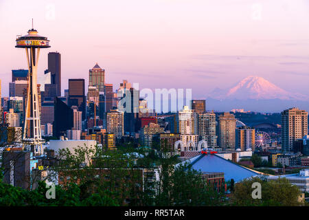 Seattle Washington Stadtbild mit Mt Rainier Glühende Stockfoto