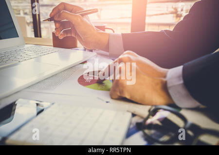 Geschäftsmann oder Buchhalter Arbeiten am Rechner geschäftlicher Daten Konzept zu berechnen. Buchhaltung, Berater Beratung investment Situation auf dem financia Stockfoto