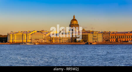 Sonnenuntergang in Sankt Petersburg über die Newa mit der Blick auf den Palast und die Isaaks-kathedrale Stockfoto