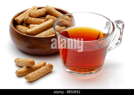 Tee in ein Glas Schale und Grissini auf weißem Hintergrund Stockfoto