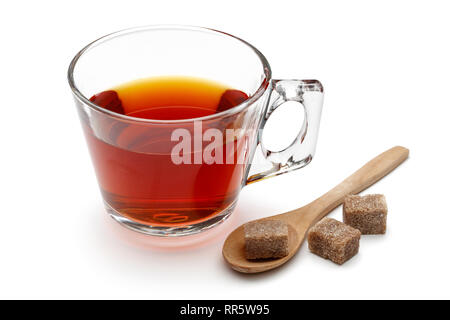 Tee in einem Glas Becher und Würfel Zucker auf weißem Hintergrund Stockfoto