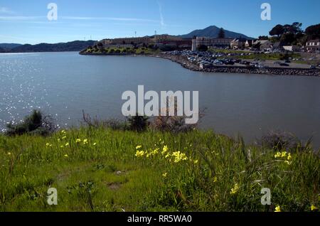 San Quentin State Prison war das erste Gefängnis in Kalifornien. Es liegt am Wasser entlang in Marin County. Stockfoto