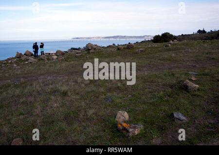 Drei Personen machen Sie eine Pause auf dem Weg nach oben am Berg in Marin County. Sie stoppten die Ansicht der Richmond Brücke zu schätzen. Stockfoto