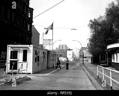 Ein Blick auf den Checkpoint Charlie, den Grenzübergang für Ausländer, die zu Besuch sind Osten Berlin. Stockfoto