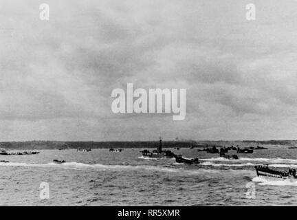 [ORIGINAL CAPTION] Landing Craft aller Größen Ansatz Omaha Beach mit Angriff Truppen, bestehend aus der ersten Welle Fuß auf französischen Boden gesetzt. Normandie Juni 6,1944 Stockfoto