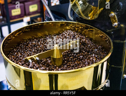 Gerösteter Kaffee in der Kaffeeröster, arabica Röstkaffee Erntegut Stockfoto