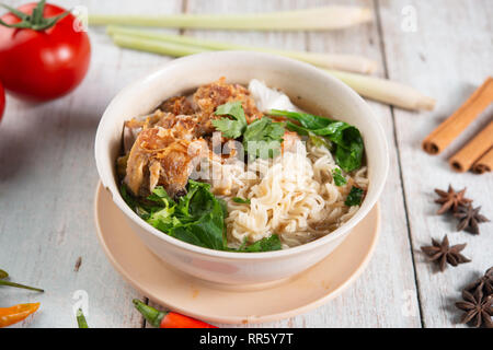 Asiatische Ramen Nudeln Suppe und Hühnchen in der Schüssel auf dunklem Hintergrund. Stockfoto