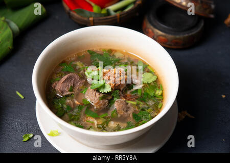 Asiatische Knochen Suppe oder sup tulang, beliebte traditionelle malaysische Gerichte. Stockfoto