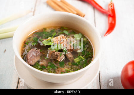 Asiatische Knochen Suppe oder sup tulang, beliebte traditionelle malaysische Gerichte. Stockfoto