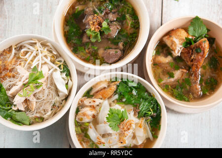 Verschiedene asiatische Gerichte, Nudeln und Suppe. Stockfoto