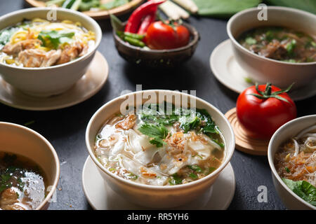 Verschiedene asiatische Gerichte, Nudeln und Suppe. Stockfoto