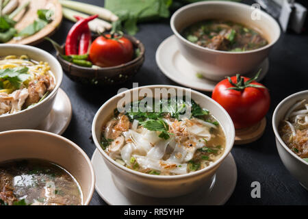 Verschiedene asiatische Gerichte, Nudeln und Suppe. Stockfoto