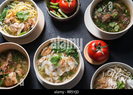 Verschiedene asiatische Gerichte, Nudeln und Suppe. Stockfoto