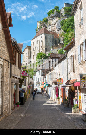 Menschen zu Fuß entlang einer Straße in Rocamadour, Lot, Frankreich, Europa. Eine typisch französische Straßenszene in Rocamadour mit Touristen, in den Läden. Stockfoto