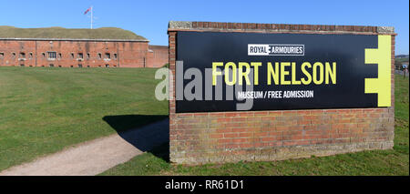 Eingangsschild für das Royal Armouries Museum in Fort Nelson, Portchester, Fareham, Hampshire, England, Großbritannien Stockfoto